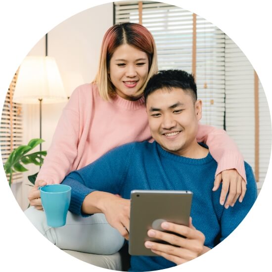 Birlikte tablet ekranına bakan iki kişi